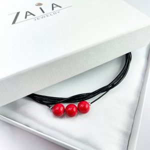 Fekete bőr nyakék piros fafossziliával, ásvány ékszer