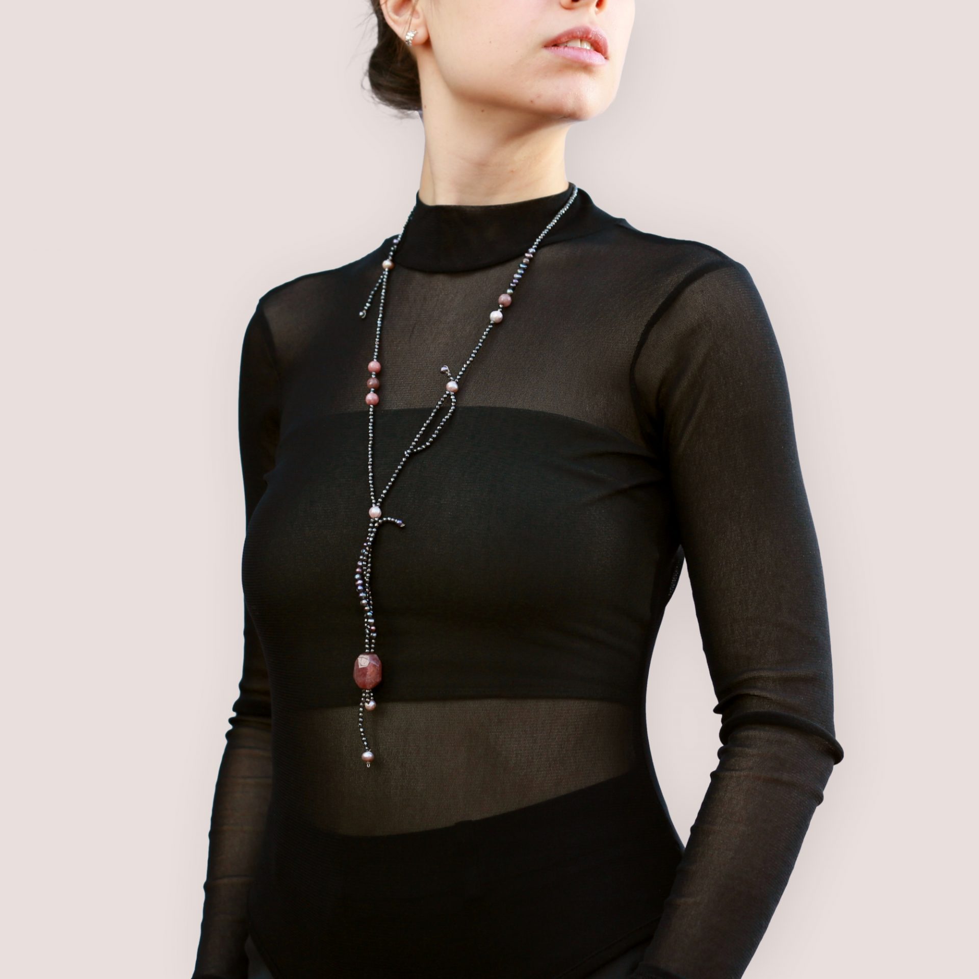 Hosszú ásvány ékszer, hematit és igazgyöngy nyaklánc, tervezői nyakék