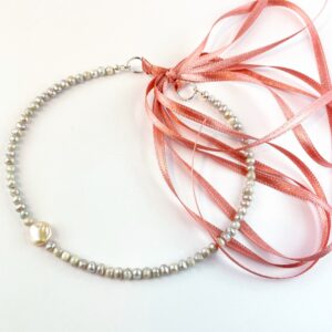 Pearl necklace with ribbon